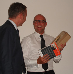 Thomas Issler übergibt Andreas Buhr einen Stuttgarter Wein und sein Buch